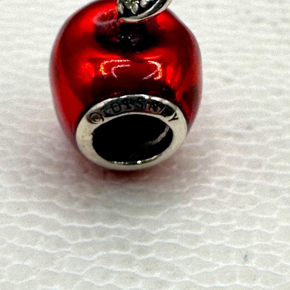 Pandora Disney “Snow White’s Poisin Apple! New!!! Never Used! - Picture 8 of 8